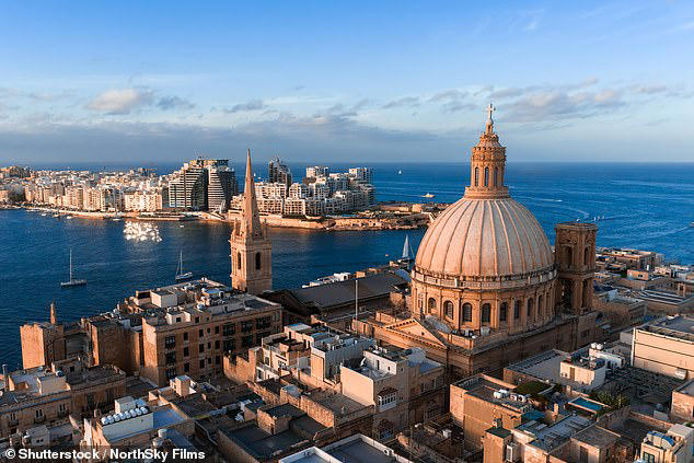 Best spots for UK residents to retire revealed - as place with 3,300 ...