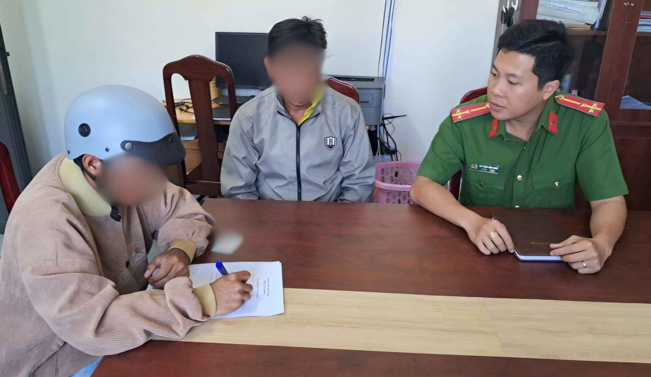 Công an răn đe thanh thiếu niên tụ tập, chạy xe độ chế gây mất trật tự