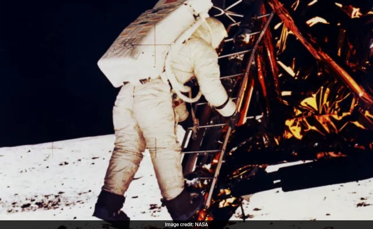 The twelve moon walkers: Humanity's first footsteps beyond Earth