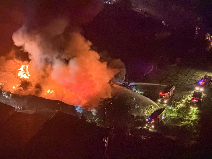 Vụ cháy ở khu xưởng rộng 6.000m²: 1 người chết, gần 100 cảnh sát xuyên đêm dập lửa