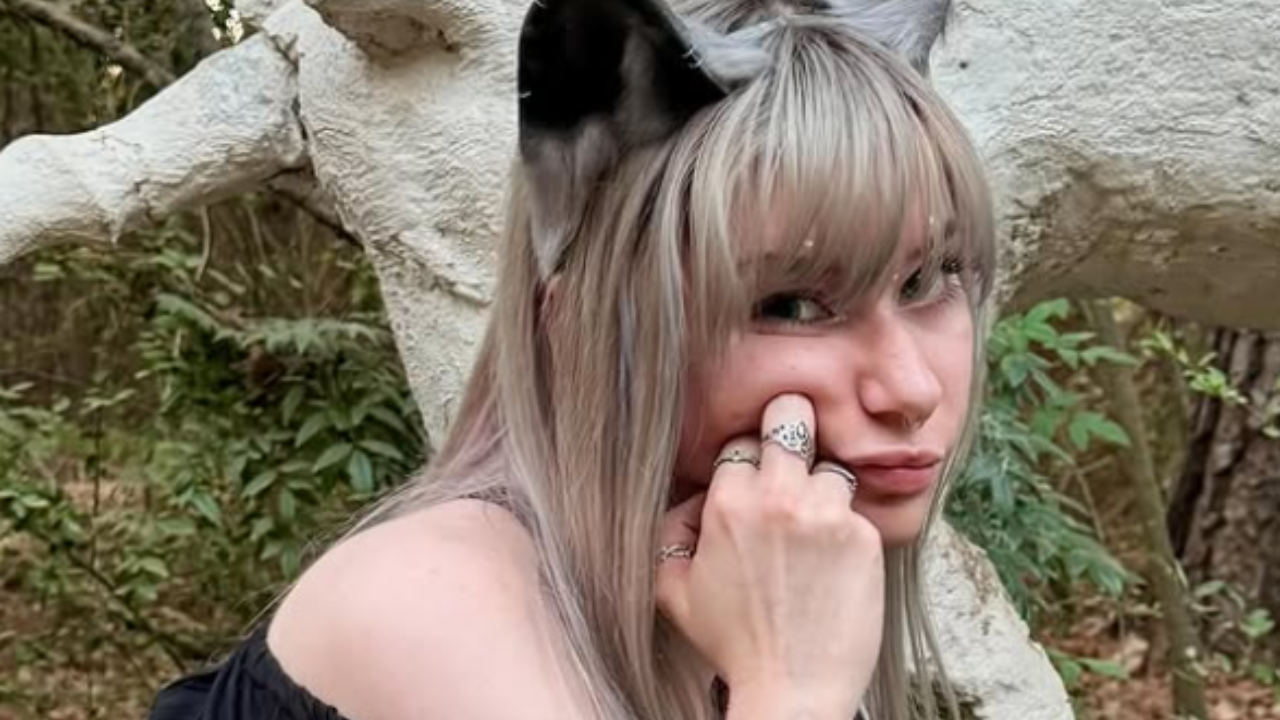 Twitch streamer MEOWDALYN goes viral for identifying as a dog and ...
