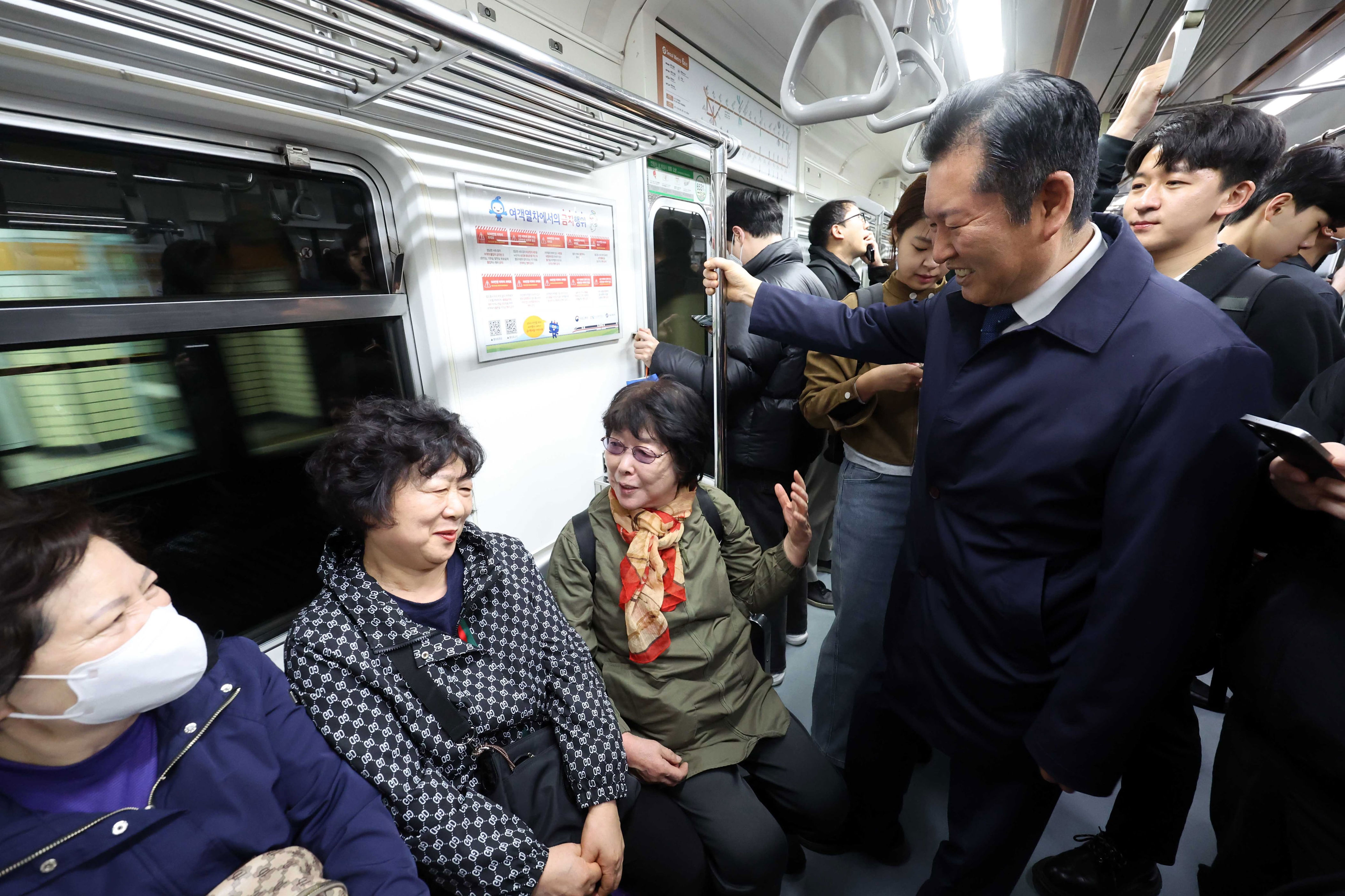 Democratic Party leader Jung Chung-rae commutes by public transport for ...