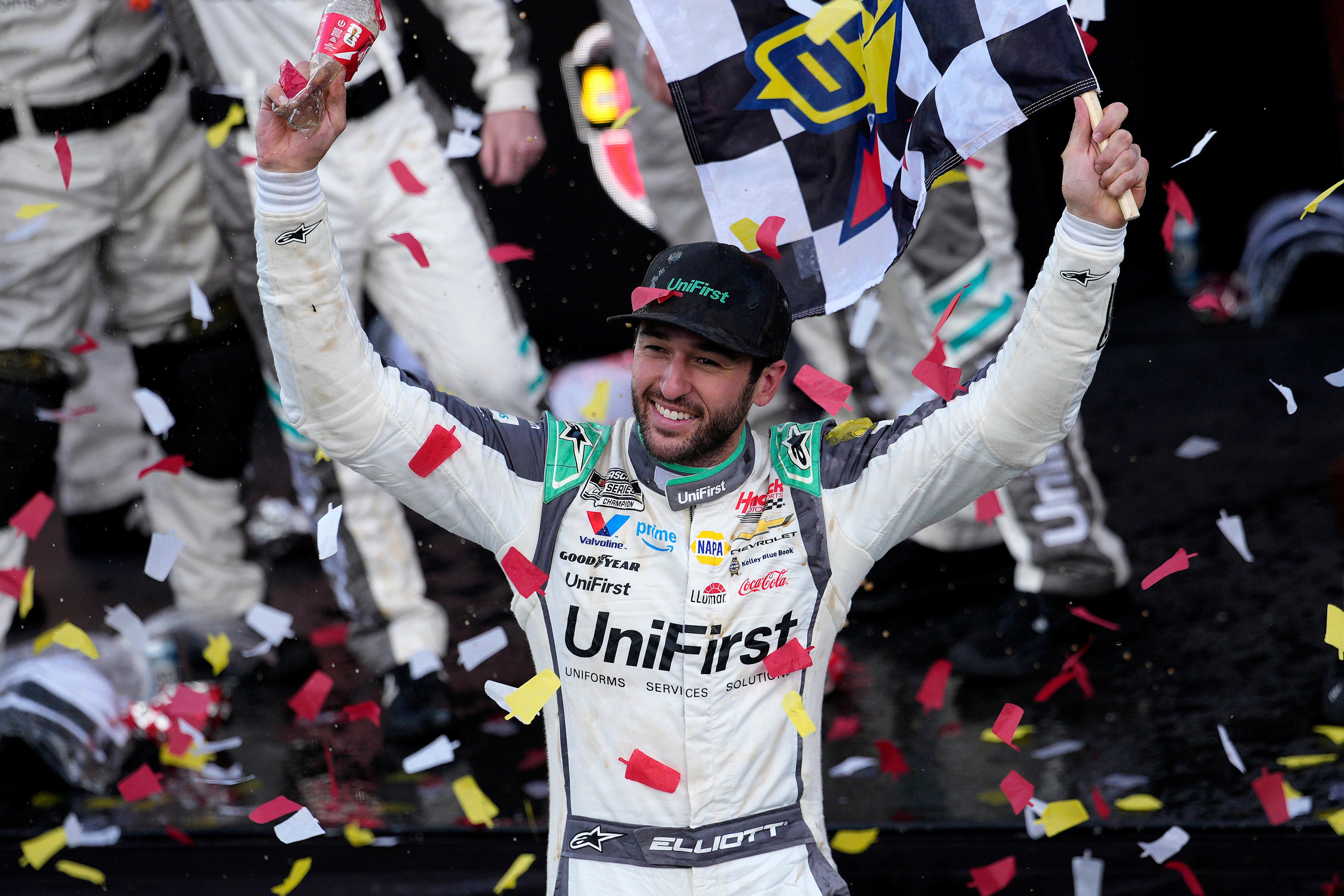 Chase Elliott's gamble pays off with win in NASCAR Cup race at Martinsville