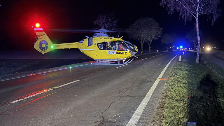 Schwerer Verkehrsunfall auf der B65 bei Rudersdorf: Pkw überschlägt sich, Lenker schwer verletzt, Feuerwehr im Großeinsatz.