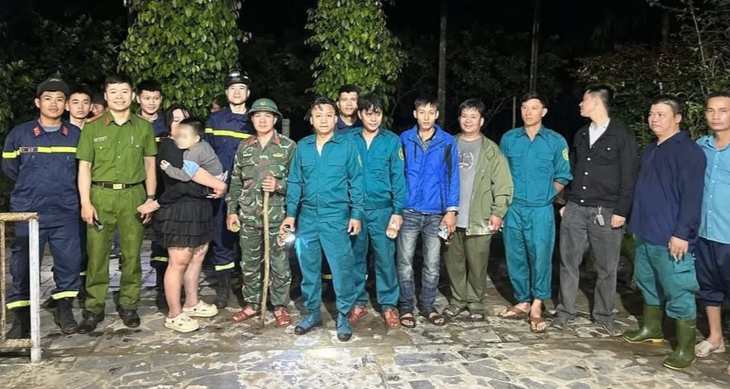 Bé trai 5 tuổi bị lạc trên ngọn đồi, hàng chục người xuyên đêm tìm kiếm