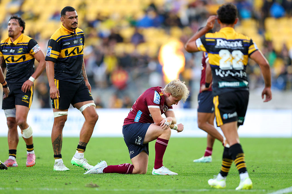 Wallabies back injury-prone Lynagh with new contract