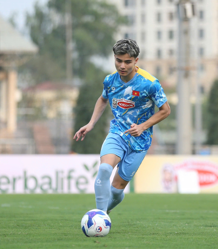 Làn sóng cầu thủ Việt kiều đổ về nước