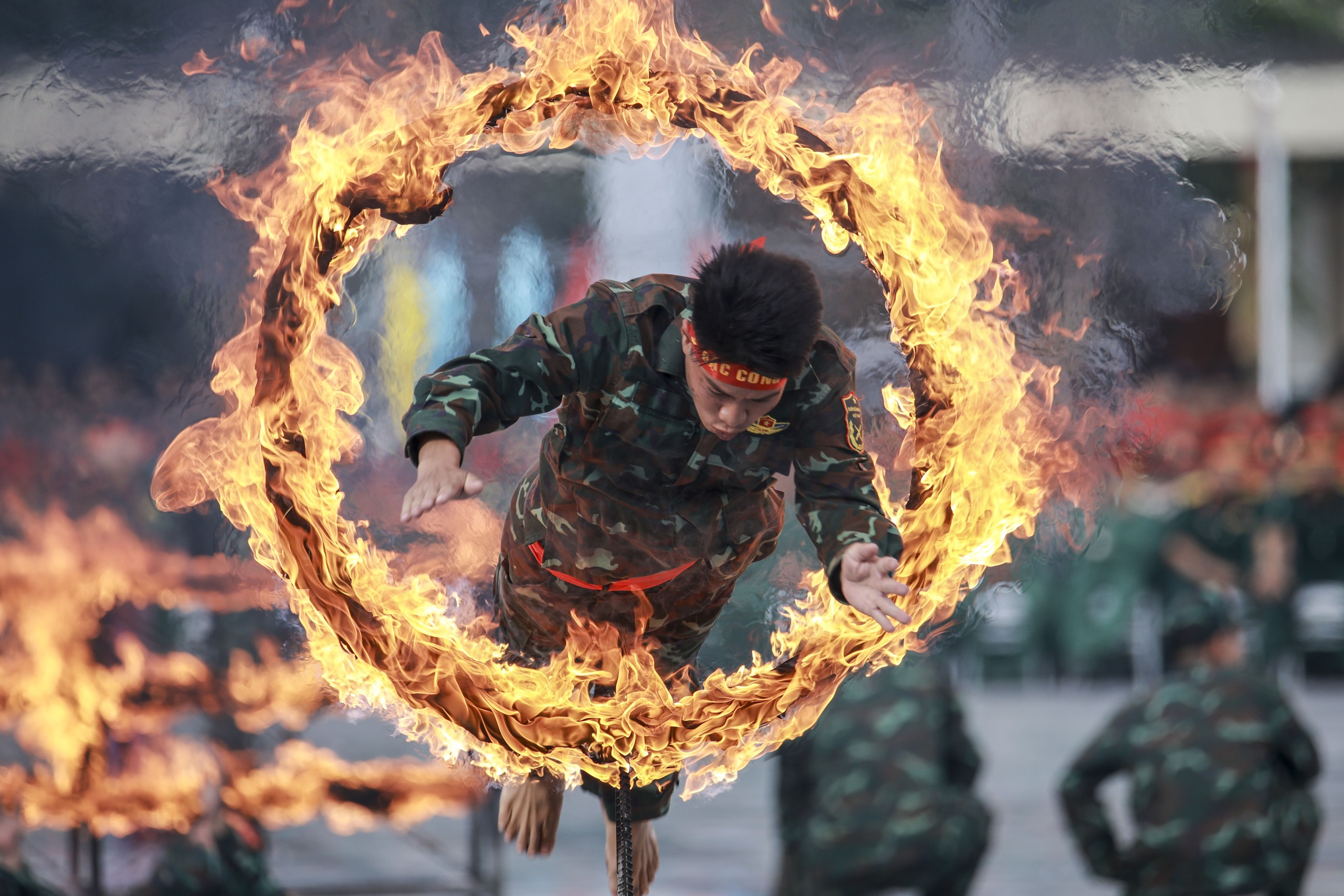 Mãn nhãn với múa súng, đặc công diễn võ tại đồng diễn Quân khu 7