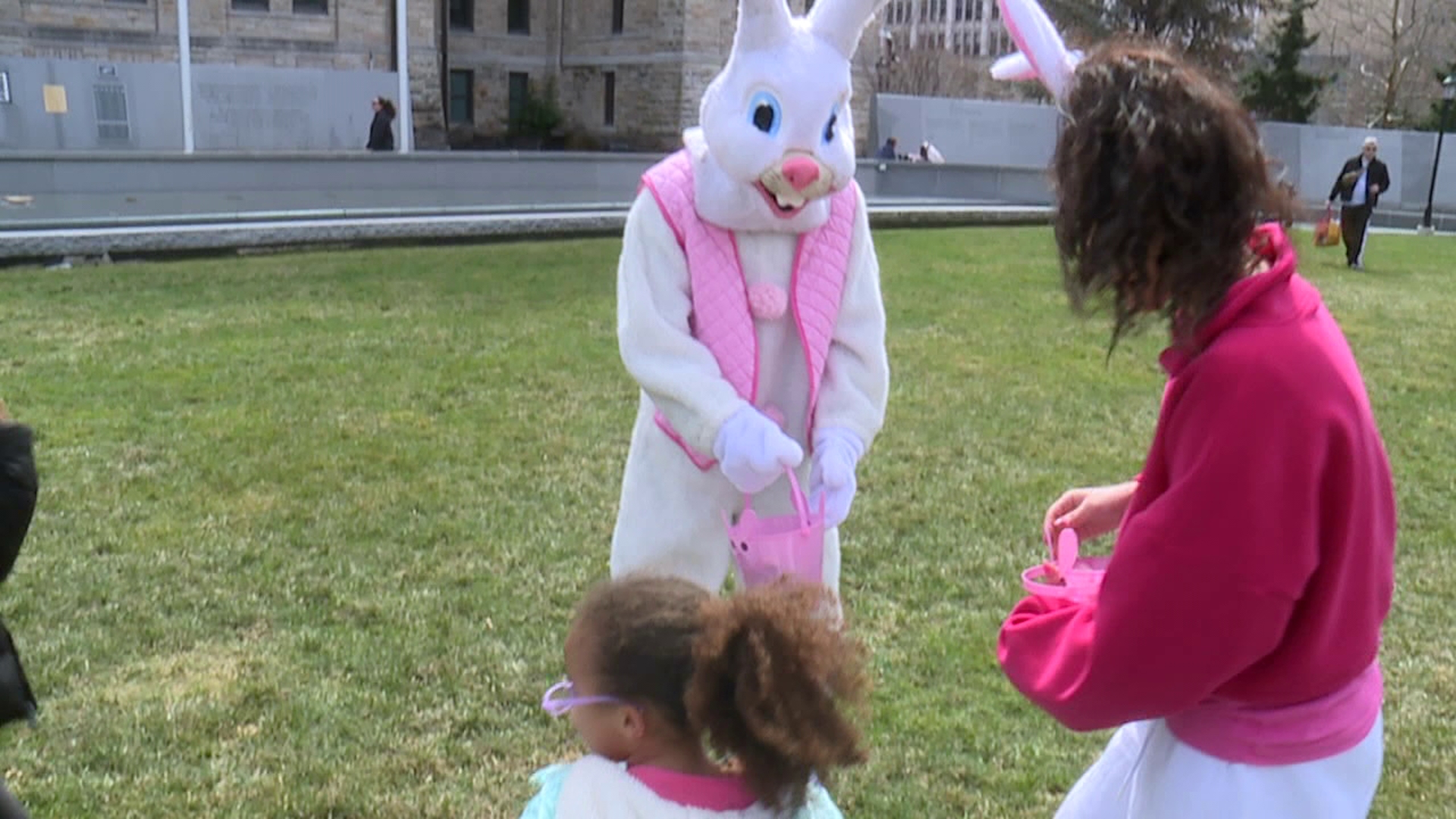 Kids in Scranton hunt for Easter eggs on Courthouse Square