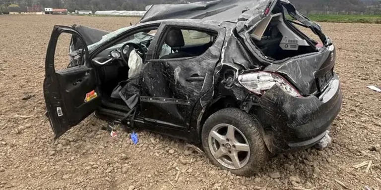 Zeugin berichtet von dramatischen Unfall: Auto überschlägt sich mehrmals