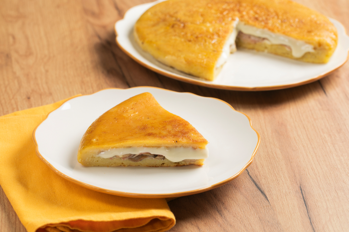 Schiacciata di patate in padella con prosciutto, funghi e formaggio