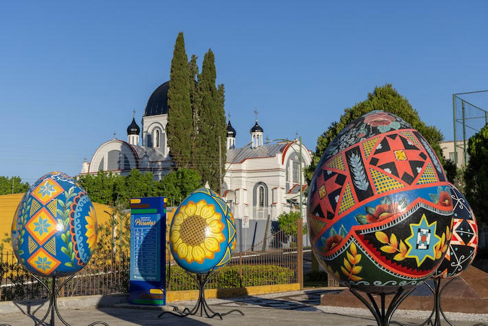 Esculturas de ovos ornamentados segundo a tradição ucraniana no município de Prudentópolis, com a Igreja São Josafat ao fundo Foto: Daniel Teixeira/Estadão