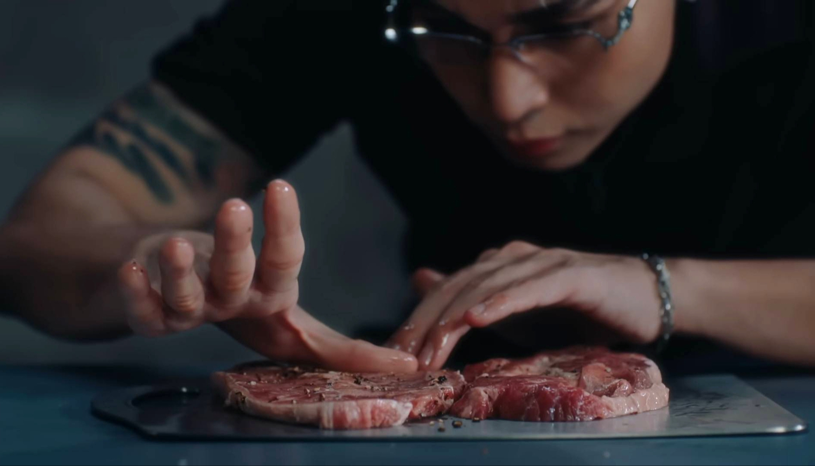 Phụ nữ biến thành đồ ăn trong MV của Jun Phạm: Táo bạo hay thô tục?