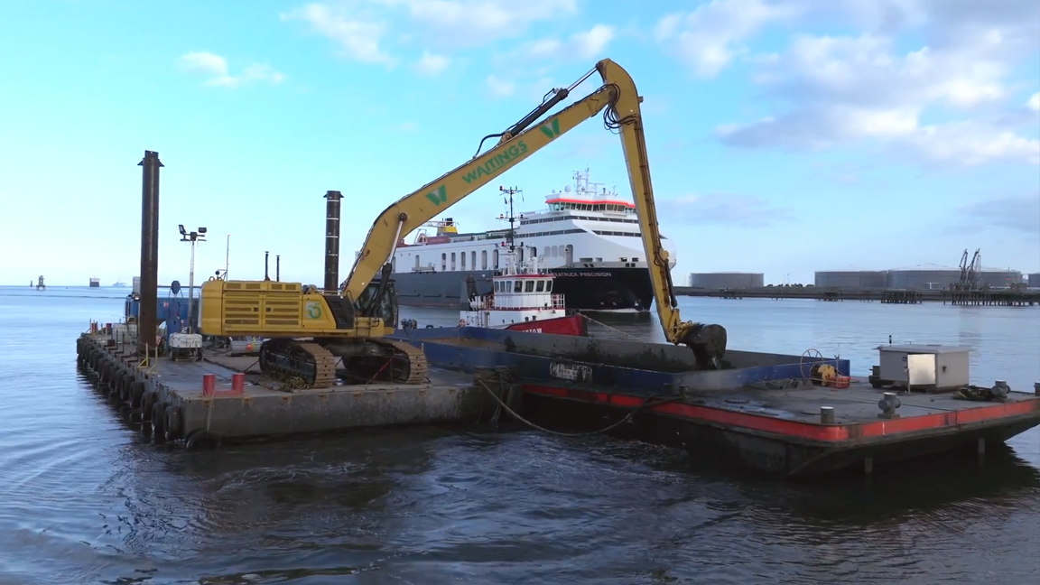 How this excavator works on water to move material