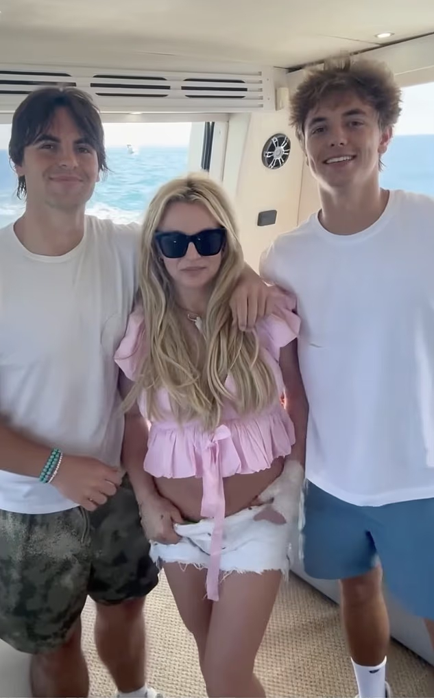 Britney Spears đi chơi biển cùng hai con trai