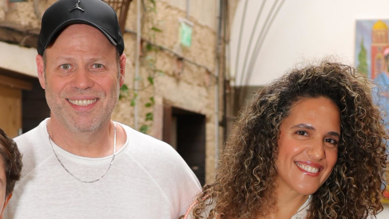 עומדת לצדו: אדיר מילר ואשתו בתיעוד שלא מותיר מקום לספק