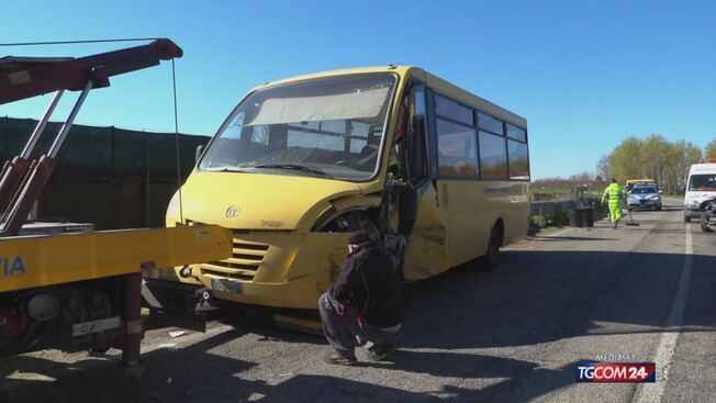Pavia, scontro tra uno scuolabus e un'auto: soccorsi dieci bambini ...