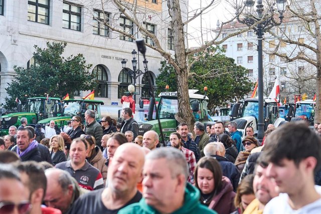 PP y PSOE tumban en el Parlamento cántabro una iniciativa de Vox en ...