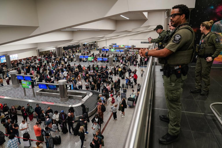 TSA workers to receive first paycheck in weeks amid shutdown, airport ...