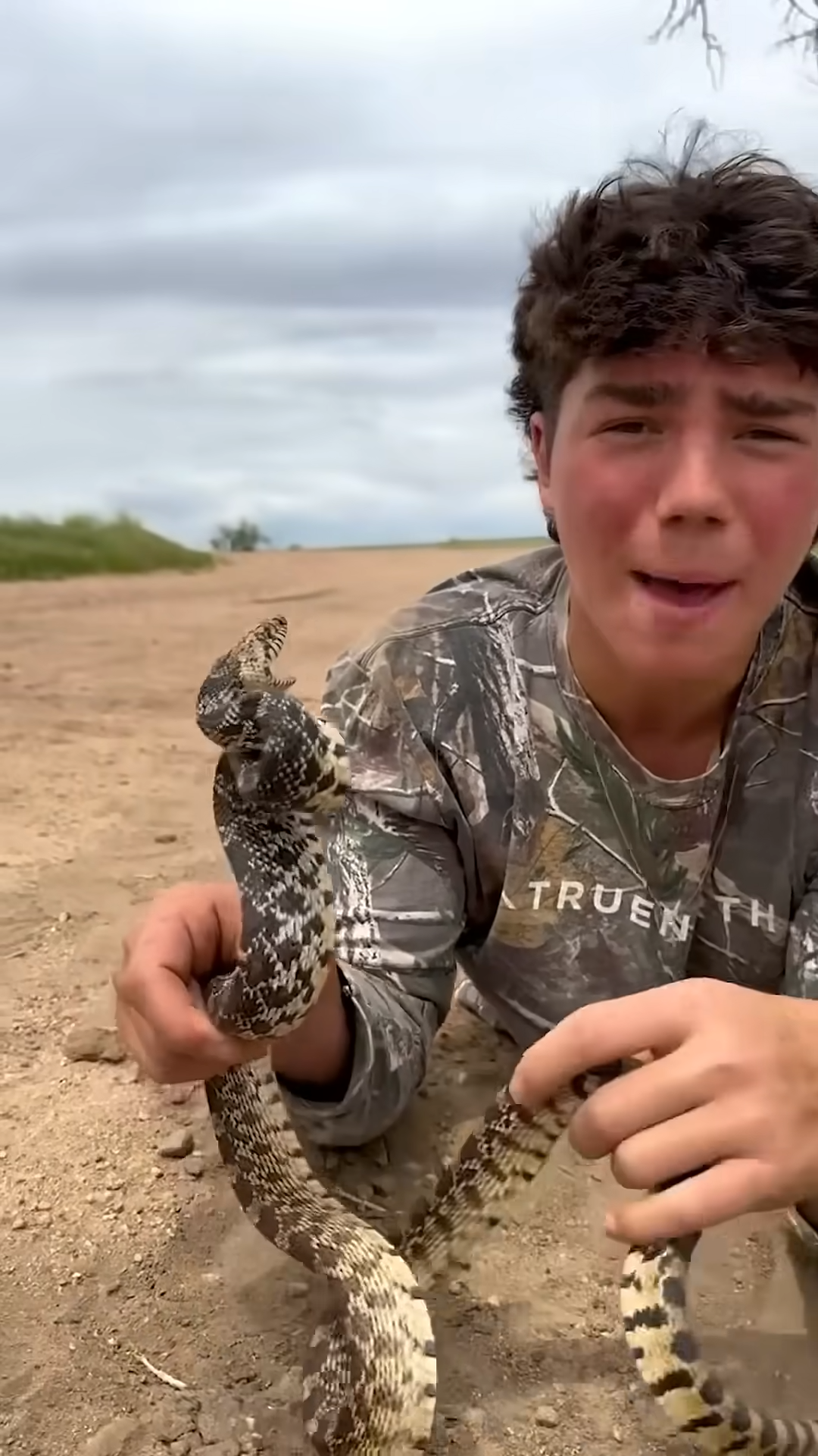 This snake encounter went from calm to chaos instantly