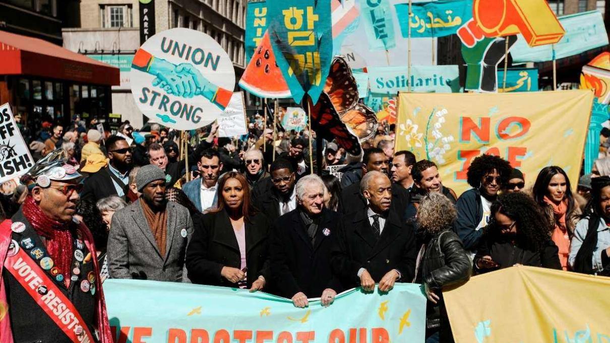 Robert De Niro reaparece en protesta contra Trump en Nueva York