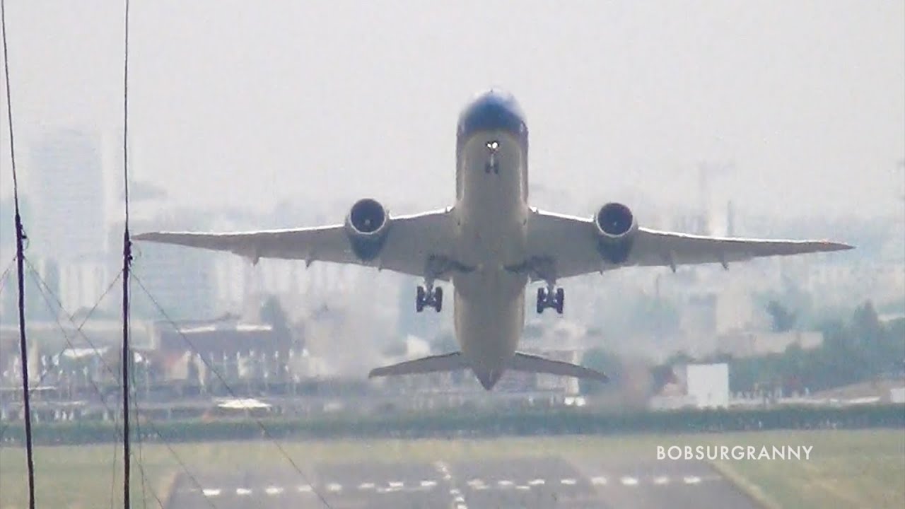 Watch this Boeing 787-9 stand on its tail - "A heavy jet has no right ...