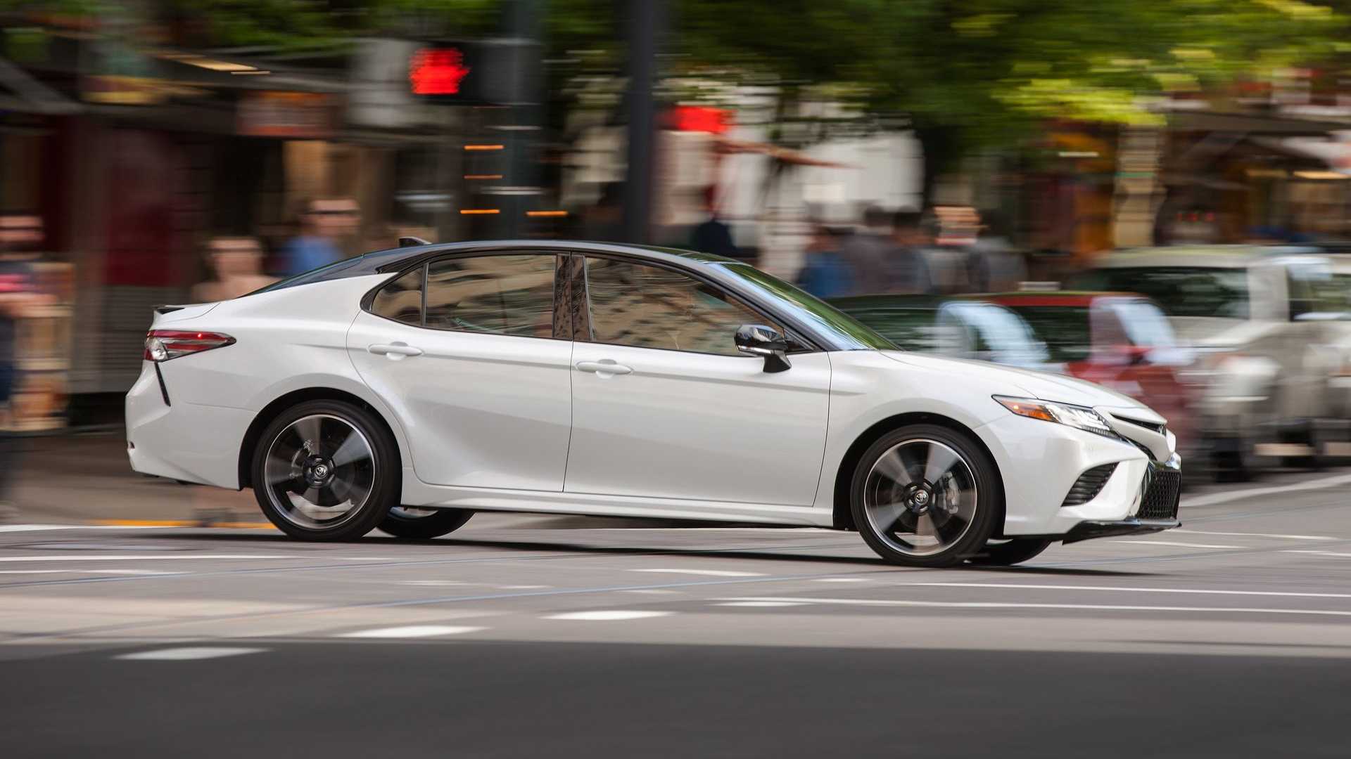 2018_toyota_camry_side
