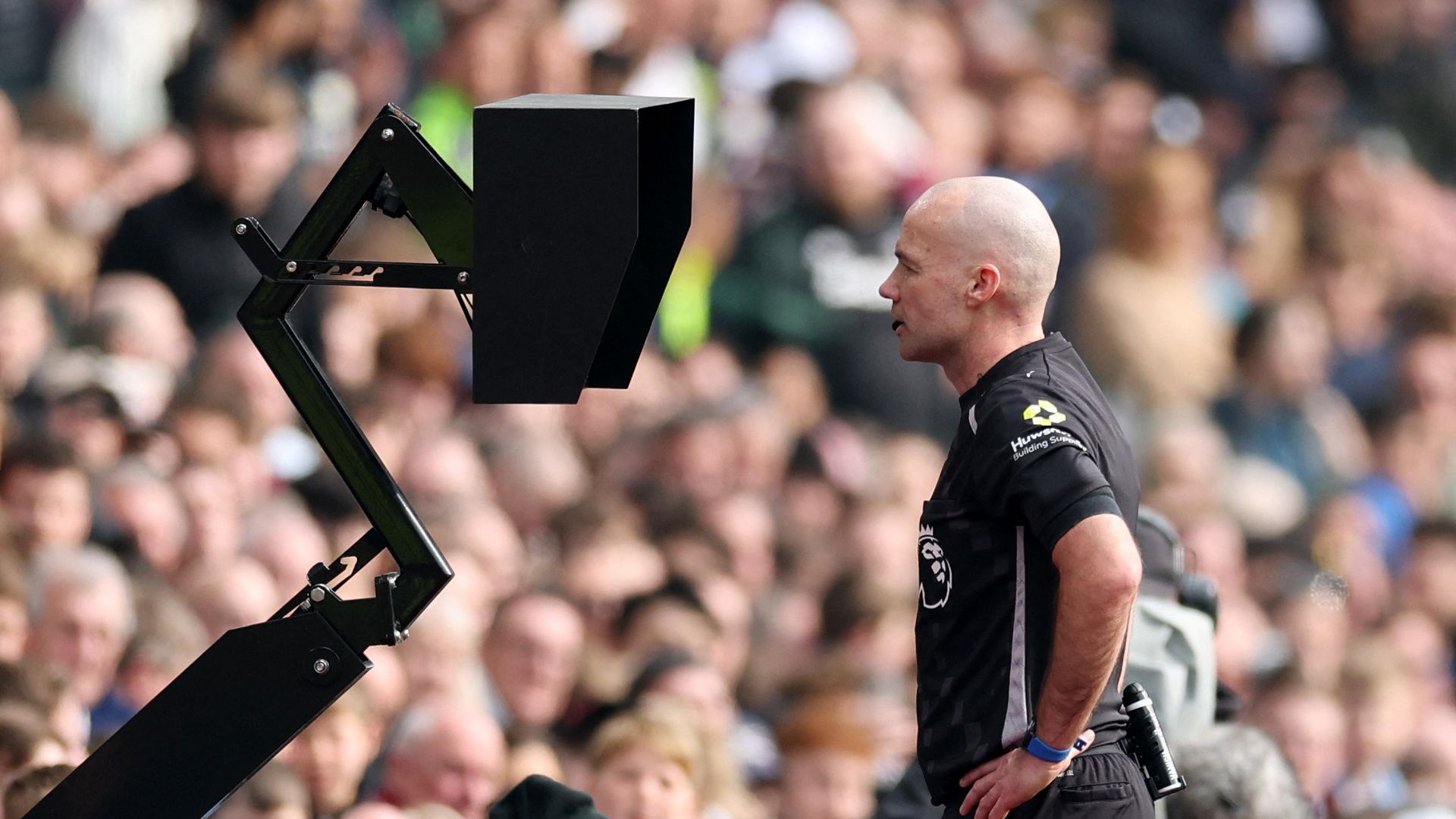 VAR in der Premier League: Fußballfans in England wollen den ...
