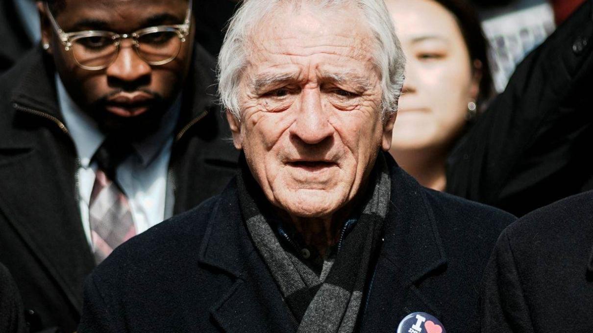 Robert De Niro reaparece en protesta contra Trump en Nueva York