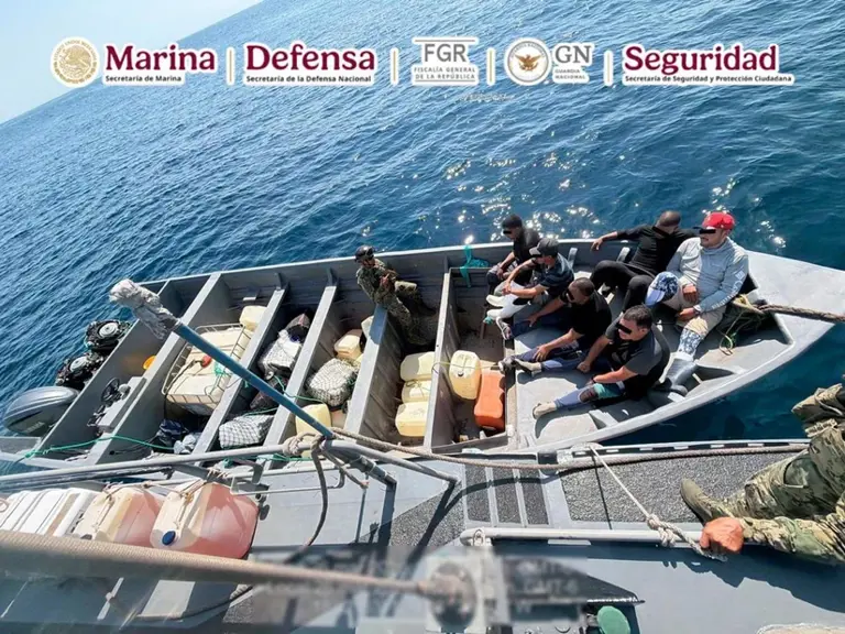 Decomiso millonario en el mar: la Marina asegura embarcación cargada de  droga a más de 100 km de la costa