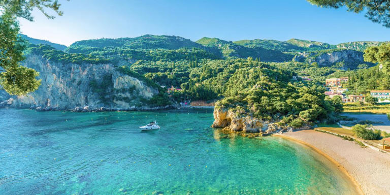 Méconnue des touristes, cette île paradisiaque regorge de montagnes ...