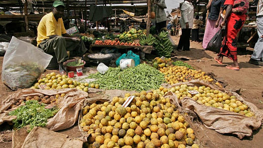 Un vendeur au marché de légumes, le mercredi 4 juin 2008, dans le bidonville de Kibera à Nairobi, au Kenya.