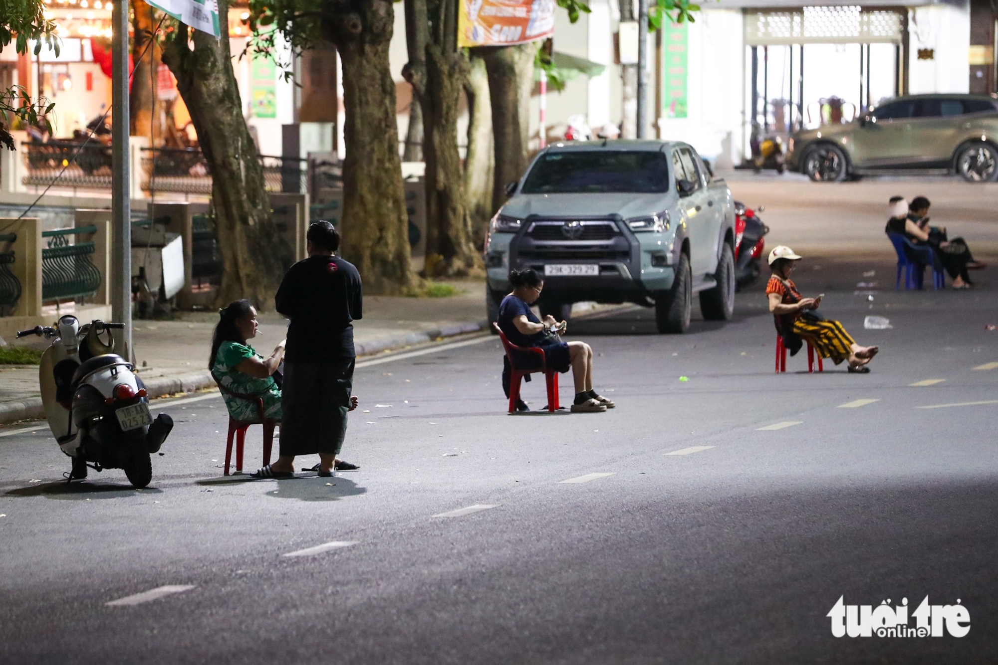 Vé 'chợ đen' ế ẩm trước trận tuyển Việt Nam - Malaysia