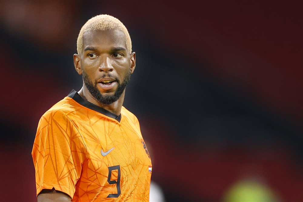 Van Oranje-held naar bouwvakker: Ryan Babel misleidt vrouwen in nieuwe ...