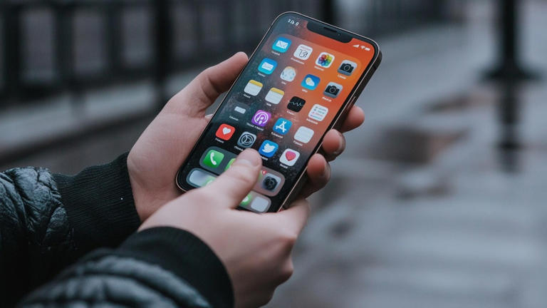 Apple sends lock-screen security alerts to iPhones running iOS 17 and ...
