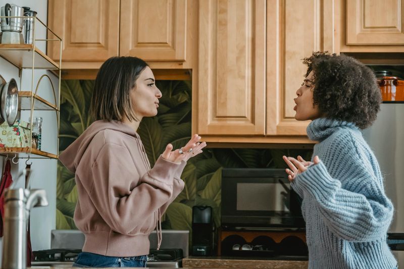 9 phrases that immediately de-escalate an angry person
