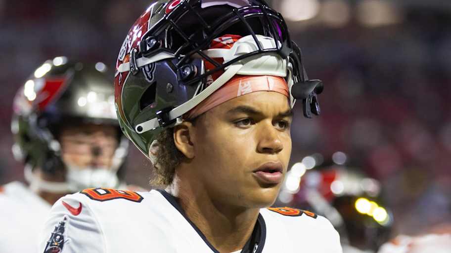 Former Buccaneers first round pick signs with Eagles