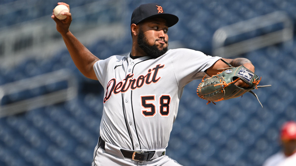 Giants acquire right-handed relief pitcher Dylan Smith in trade with Tigers