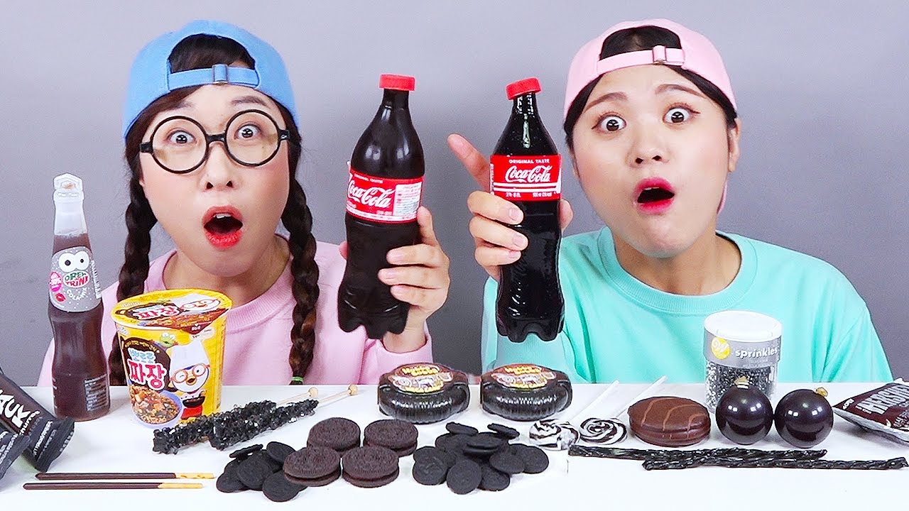 Makanan penutup jeli cokelat mie makanan hitam mukbang DONA