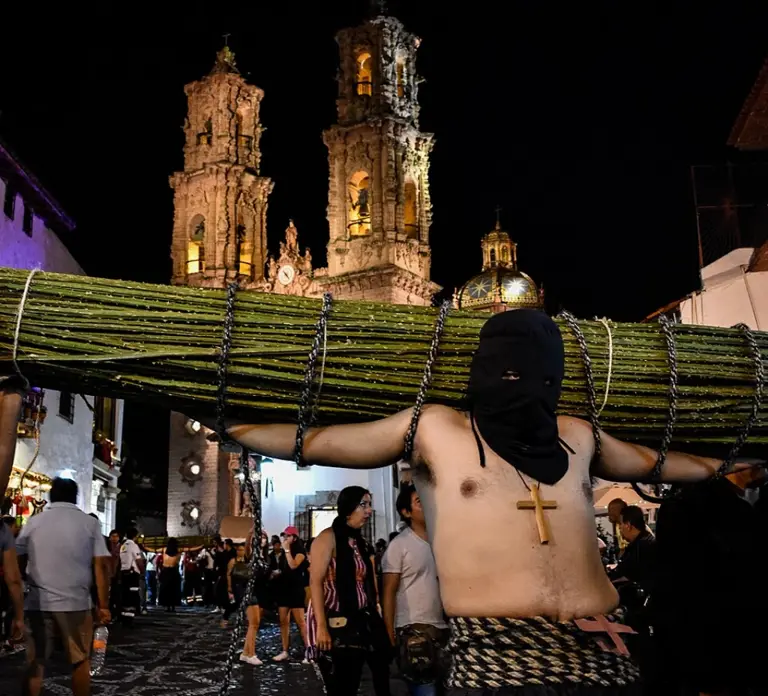 Los encruzados recorren las calles de Taxco en actos de penitencia que se mantienen desde hace siglos