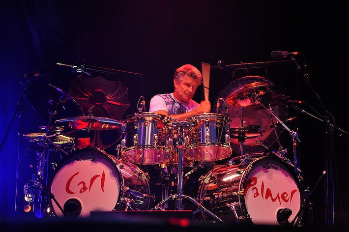 Baterista do Emerson, Lake & Palmer anuncia show em SP; saiba detalhes