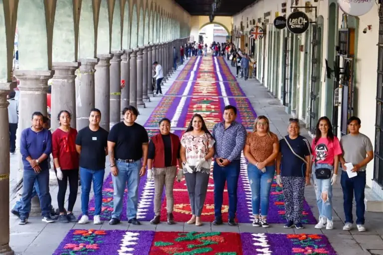Cholula llena sus calles de color con tapetes tradicionales durante las celebraciones de Semana Santa.