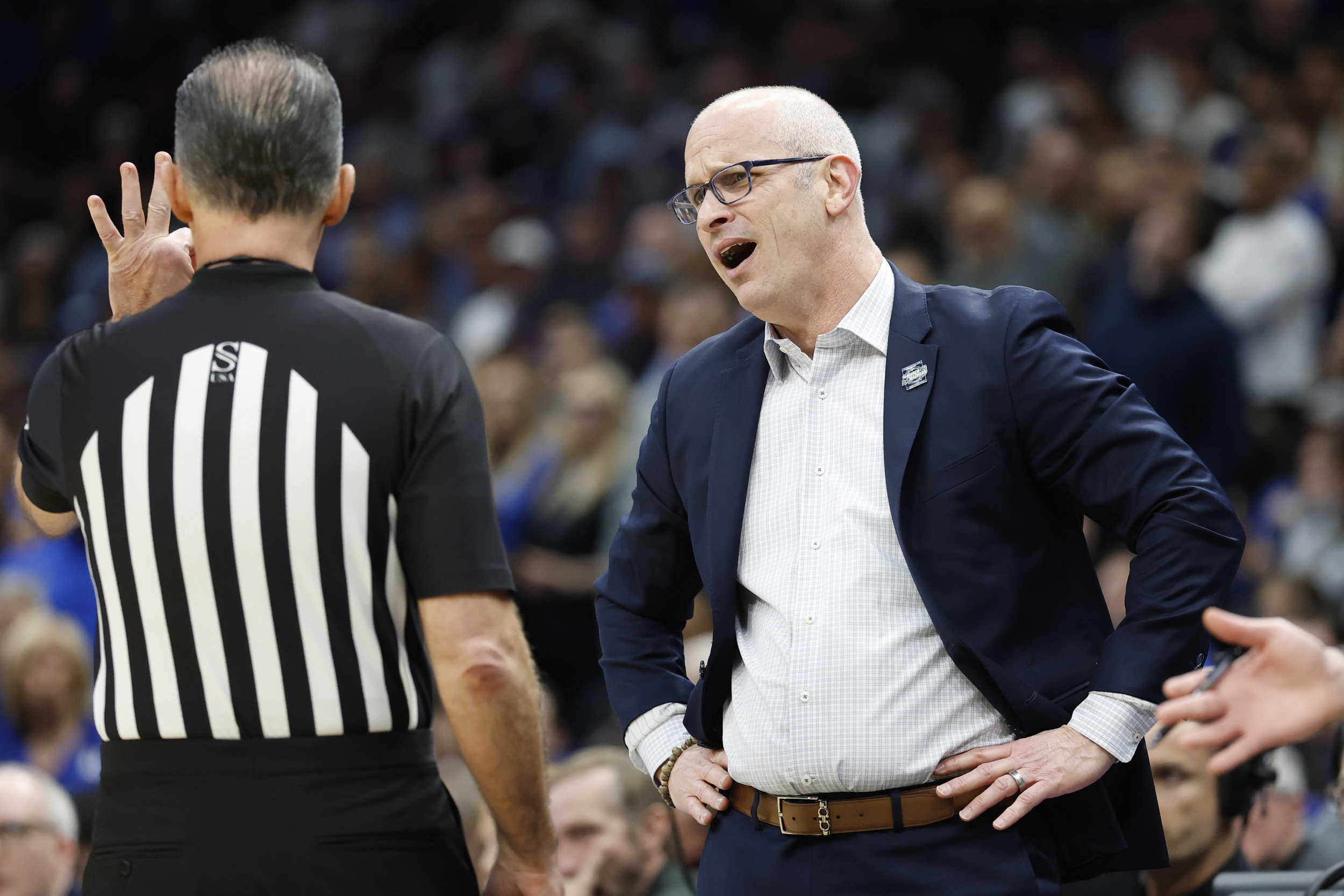 Dan Hurley had bizarre moment with ref after UConn’s game-winning shot