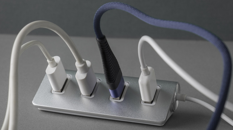USB hub use with power banks sparks safety alert