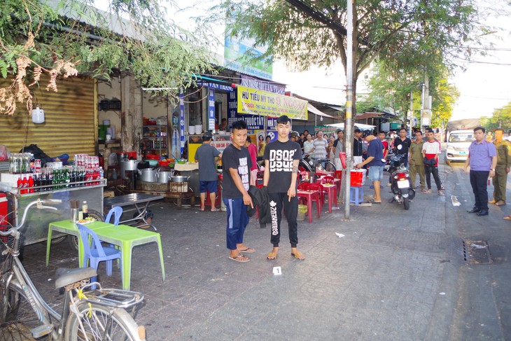 Bắt nhóm thanh niên mang dao tự chế truy đuổi chém người gây thương tích tại quán hủ tiếu