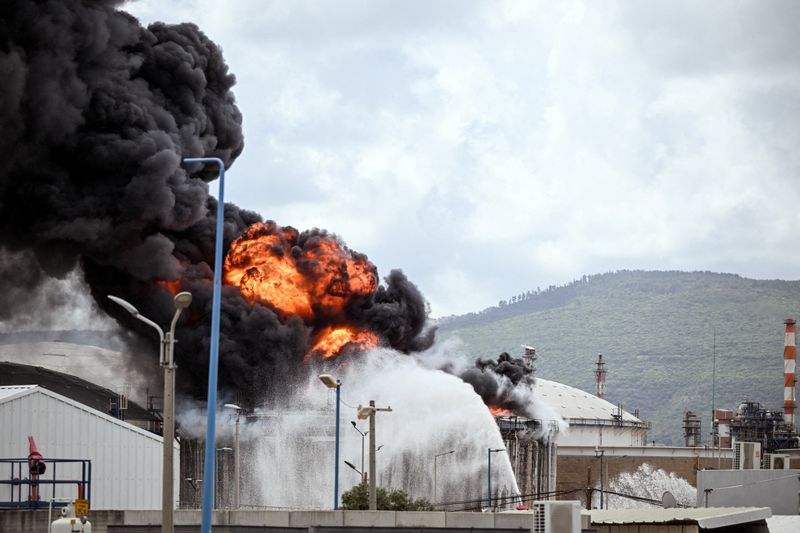 Giant oil tanker off Dubai hit by Iranian strike, Trump threatens to obliterate Iran energy, oil plants<br><br>