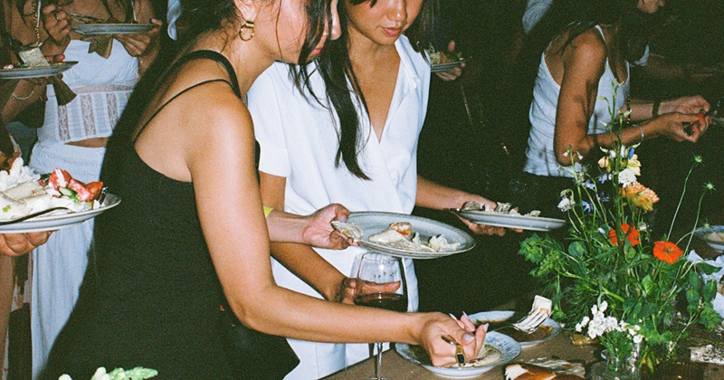 Entitled couple demand wedding party cook welcome dinner for ...