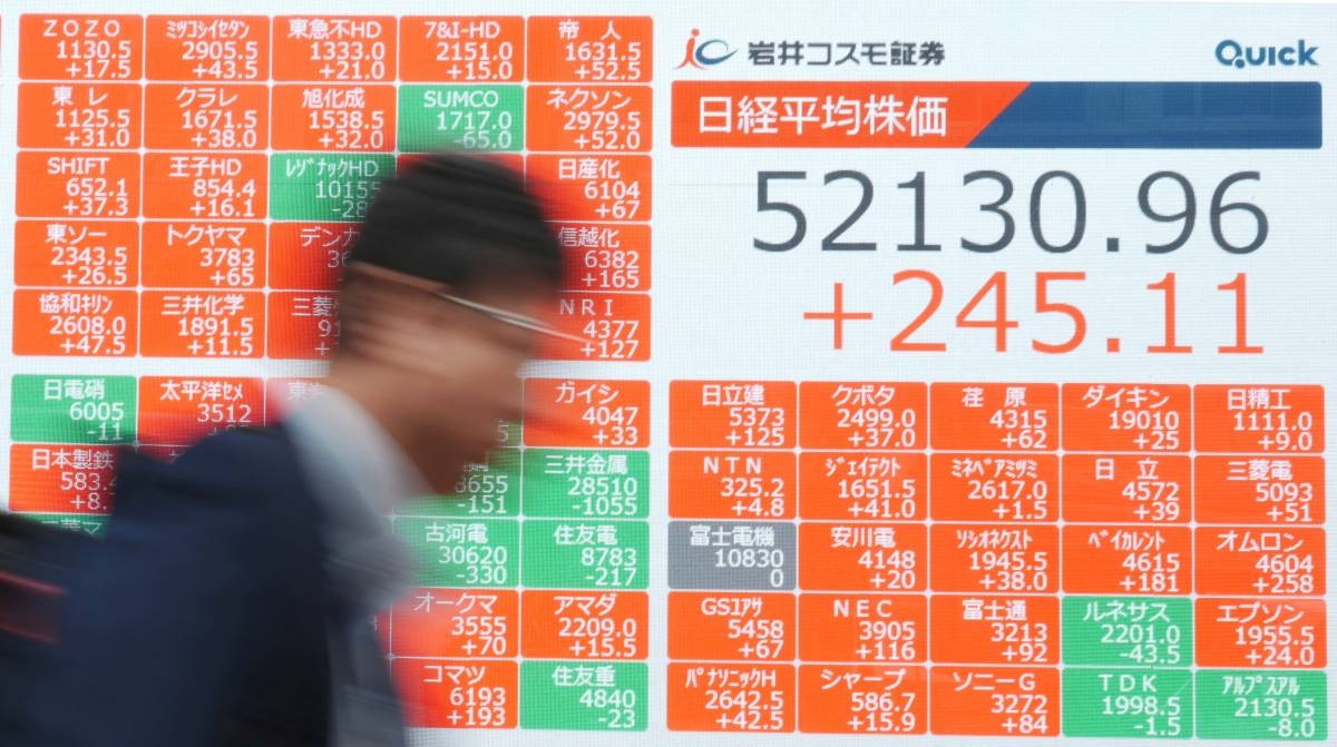 Asian stocks fall, oil up as Trump threatens Iran