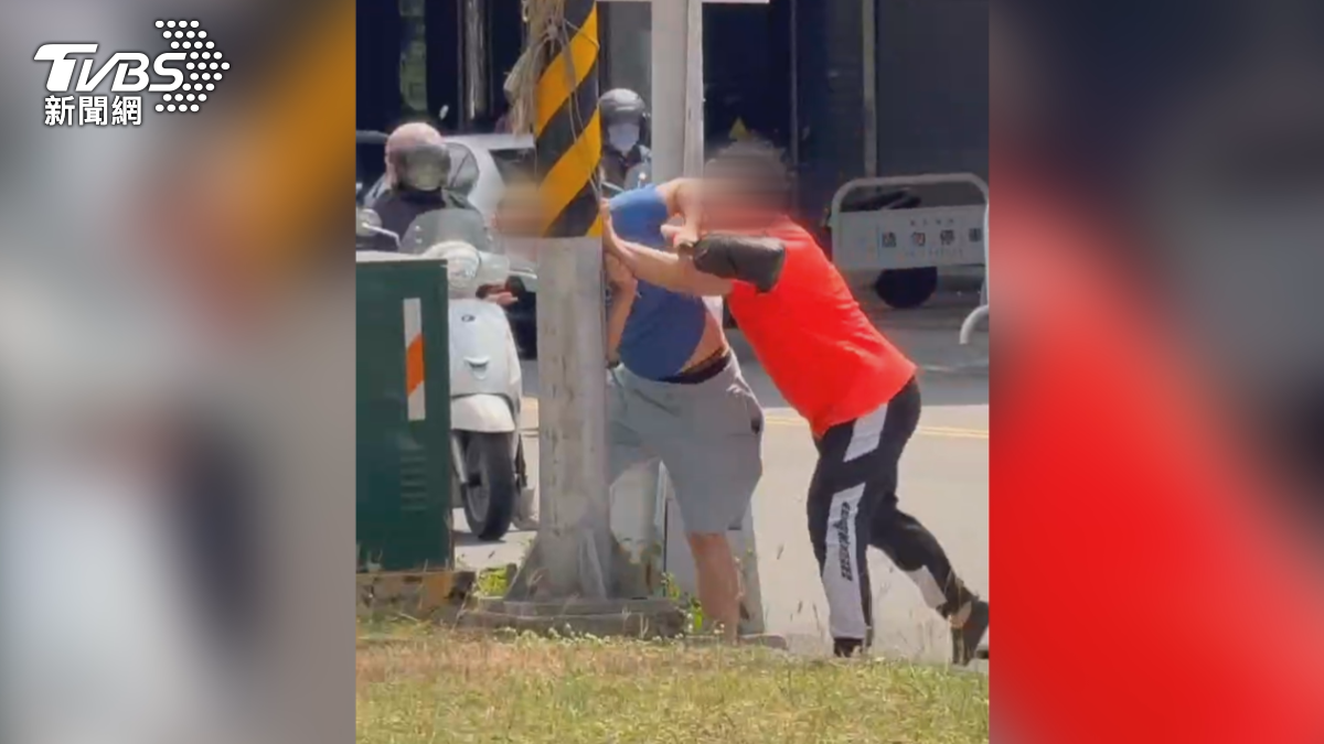 影音／行人過馬路闖紅燈!和汽車駕駛開嗆 馬路扭打上演全武行