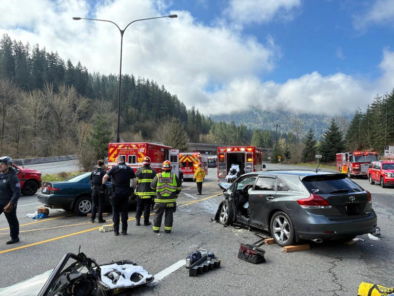 Two people rescued after crash in Issaquah traps them inside the car